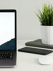 © Kevin Bhagat / Unsplash — Minimalist flat lay design